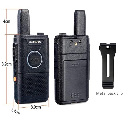 Dois rádios bidirecionais RETEVIS pretos e clipe traseiro de metal.