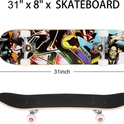 Skateboard com design de graffiti colorido e rodas brancas