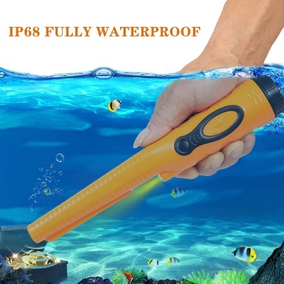 Detector de metais amarelo submerso em água com peixes ao fundo