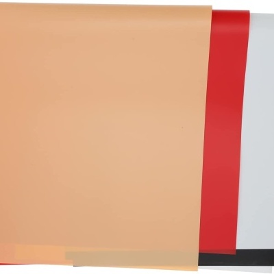 Folhas de plástico translúcido em cores bege, vermelho, branco e preto sobre fundo branco