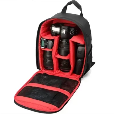 Mochila preta para equipamento fotográfico com interior vermelho acolchoado e compartimentos organizados.