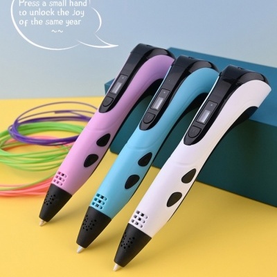 Três canetas 3D em tons pastel com detalhes pretos e texto em balão sobre fundo amarelo