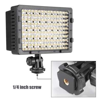 Luz LED retangular preta com múltiplas lâmpadas em painel frontal