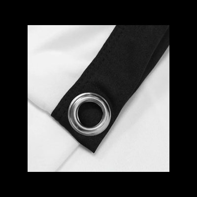 Detalhe de cortina branca com faixa preta e ilhó prateado