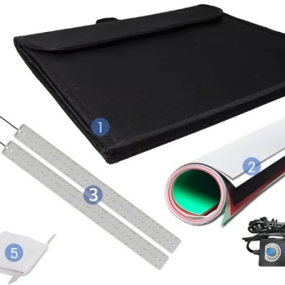 Conjunto de acessórios para equipamento com bolsa preta, lona enrolada, réguas LED, transformador e saco branco