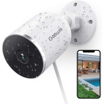 Câmara de segurança exterior branca com gotas de água ao lado de telemóvel a mostrar imagem de piscina