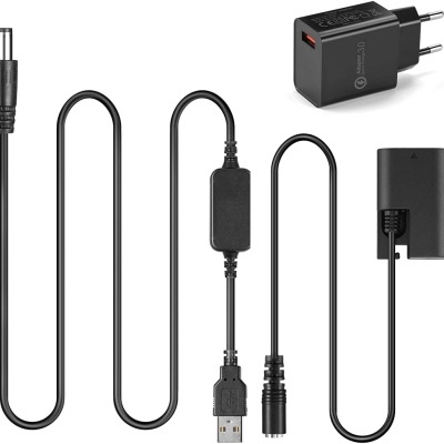 carregador USB preto com adaptador e cabo ondulado