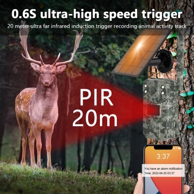 Câmara camuflada para vigilância de animais montada em árvore com painel solar e texto promocional