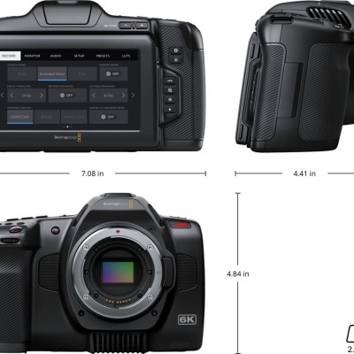 Câmara Blackmagic Design Pocket Cinema Camera 6K preta com ecrã LCD e medidas indicadas