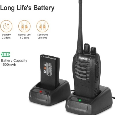 Dois rádios comunicadores pretos em bases de carregamento