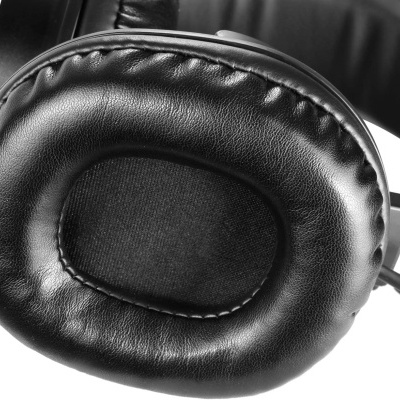 Auriculares pretos com almofadas oval e interior em tecido