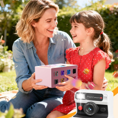 Mãe e filha sorrindo com caixa de presente e câmara instantânea branca em destaque