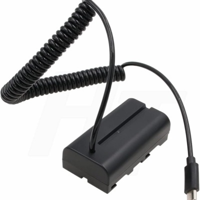 Adaptador de bateria preto com cabo em espiral e conector USB-C