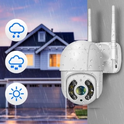 Câmara de segurança branca com antenas montada em parede externa com casa ao fundo e ícones de clima