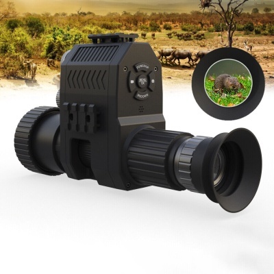 Dispositivo óptico preto com duas lentes e botões num fundo de savana e rinocerontes