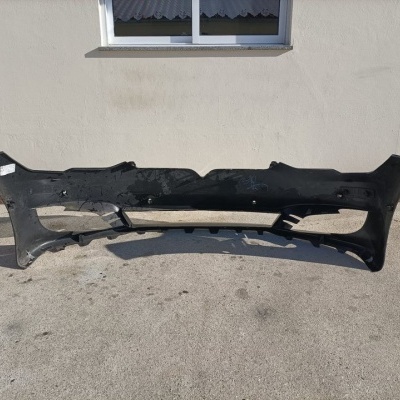Para-choques dianteiro preto de automóvel em plástico
