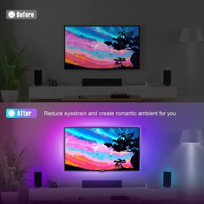 Televisão na parede com e sem iluminação LED colorida ambiente roxa