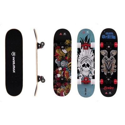 Quatro skateboards coloridos com gráficos e textos variados