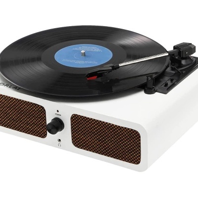 Gira-discos branco com colunas integradas e disco de vinil preto