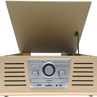 Leitor de vinil em madeira clara com painel prateado e botões