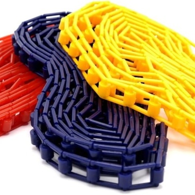 Tapetes modulares de plástico vermelho, azul escuro e amarelo com padrão geométrico