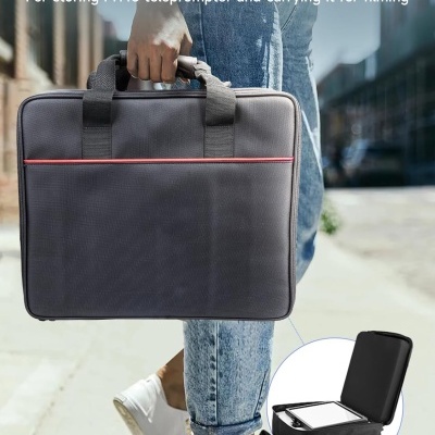 Pessoa a segurar mala cinza escura para teleprompter MT16