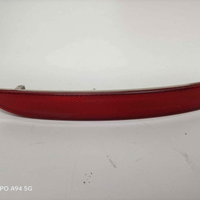 Refletor vermelho para veículo com forma alongada e curvada