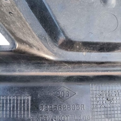 Peça plástica preta com inscrições numéricas e tabelas