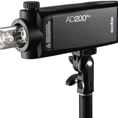 Flash de estúdio Godox AD200Pro preto com bulbo de vidro em suporte ajustável.
