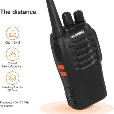 Rádio comunicador preto BAOFENG com botões e antena