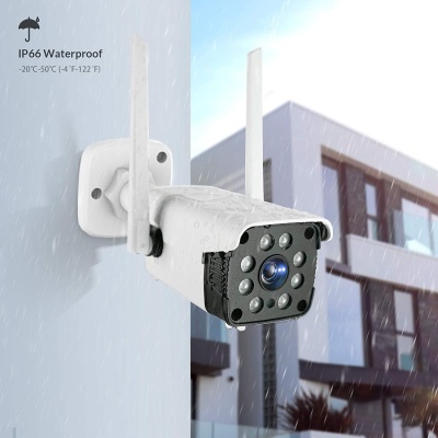 Câmara de segurança branca com antenas e vários sensores montada numa parede exterior com chuva