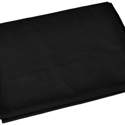Pano preto dobrado sobre fundo branco