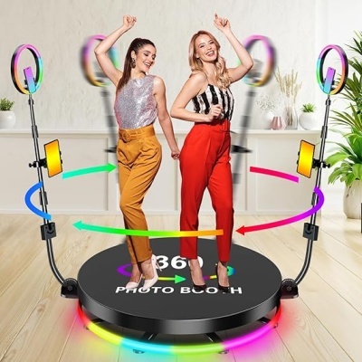Plataforma giratória 360 PHOTO BOOTH com iluminação LED e duas mulheres a posar