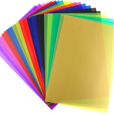 Folhas plásticas coloridas translúcidas em leque