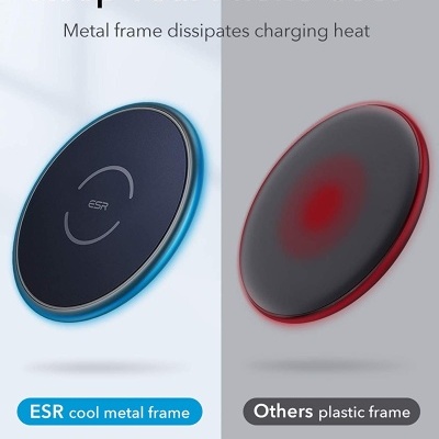 Carregadores wireless circulares ESR com moldura metálica azul e genérico com moldura plástica vermelha em fundo dividido