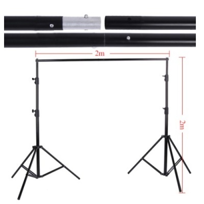 Estrutura metálica preta com tripés e barra ajustável de 2 metros
