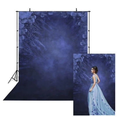 Pano de fundo fotográfico azul com padrões de folhas texturizadas e modelo com vestido azul