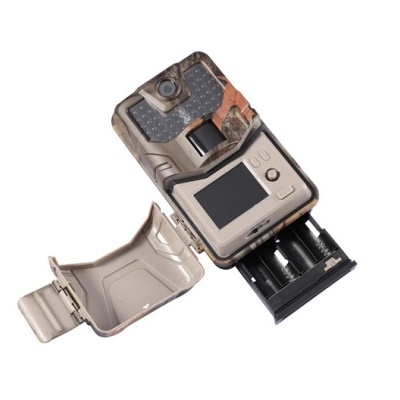 Câmara de caça castanha camuflada com ecrã LCD e compartimento de pilhas aberto