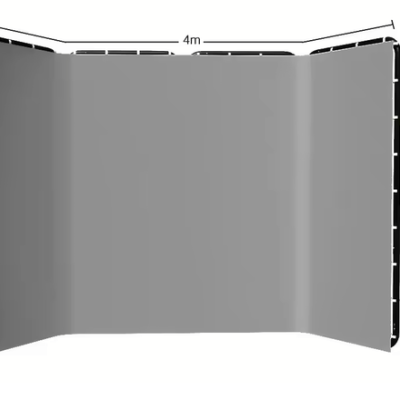 Painel modular cinza de três partes com estrutura preta e medidas de 4x2,4 metros