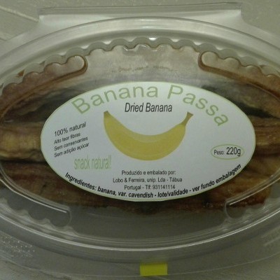 Embalagem plástica com banana passa e etiqueta informativa branca com texto verde e amarelo