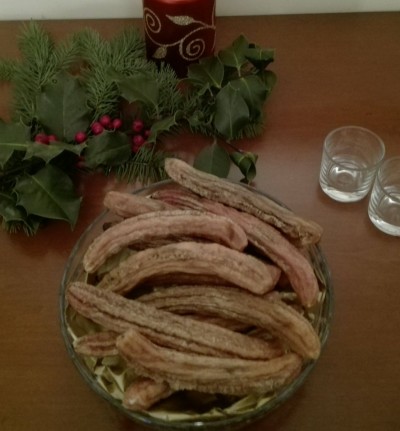 Bacia com paus de canela secos e decoração natural sobre mesa de madeira