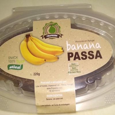 Embalagem de banana passa com rótulo mostrando bananas e informações do produto