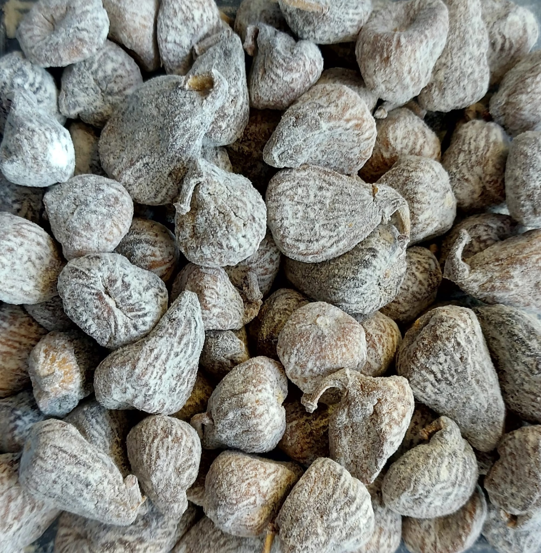 Figo branco com farinha Frutos secos cinzentos com textura rugosa