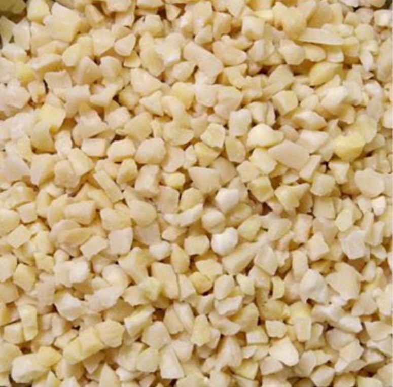 Amêndoa granulada Pedaços pequenos e irregulares de amêndoas descascadas