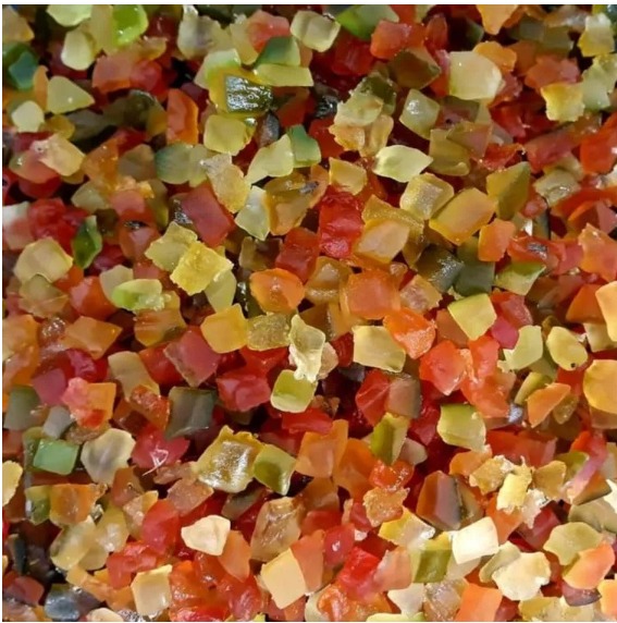 Fruta picada escorrida Cubos coloridos de frutas cristalizadas secas