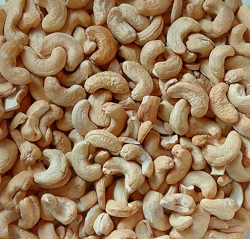 Caju inteiro torrado sem sal Vários cajus inteiros descascados em tom creme