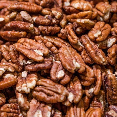 Nozes pecan descascadas em textura junto umas às outras