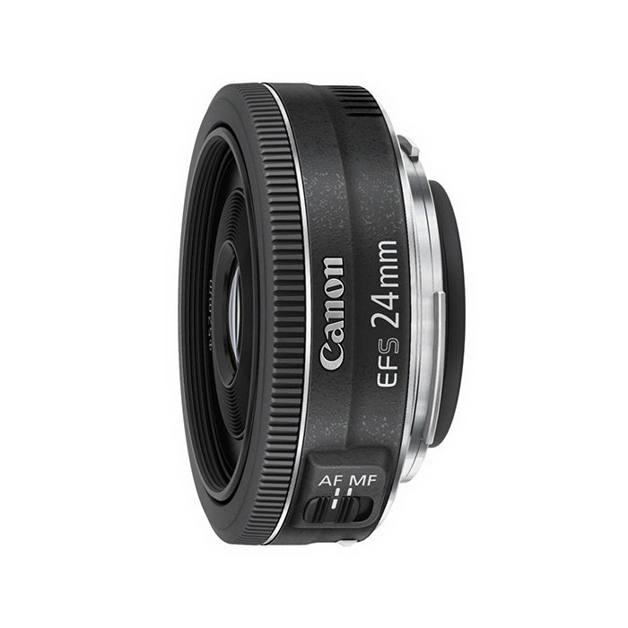 Canon EF-S 24mm f/2.8 STM Objetiva Canon EF-S 24mm preta com interruptor AF/MF em fundo branco