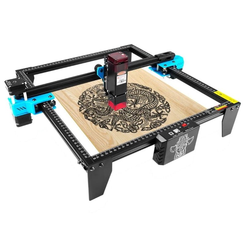 Máquina de gravação a laser a gravar padrão em madeira clara