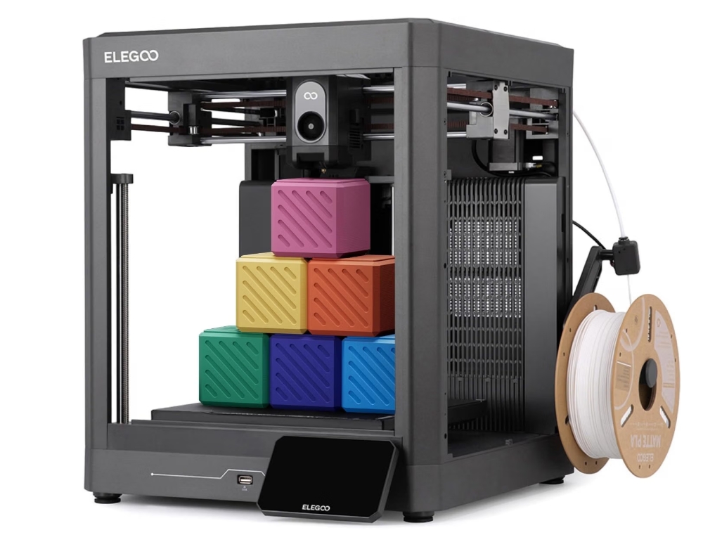 Elegoo Centauri 2 Impressora 3D ELEGOO numa estrutura preta com cubos coloridos e carretel de filamento branco na lateral